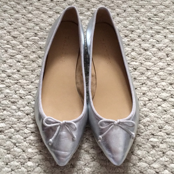 Talbots silver pointy flats with bow - Picture 2 of 8